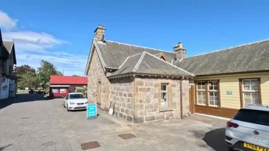 İskoçya 'daki Strathspey Demiryolu' nda tarihi buhar lokomotiflerini korumuş Spey Nehri boyunca manzaralı yolculuklar yapmış ve Aviemore 'dan Garten ve Broomhill' in teknesine Cairngorm Dağları 'nı geçmiş..