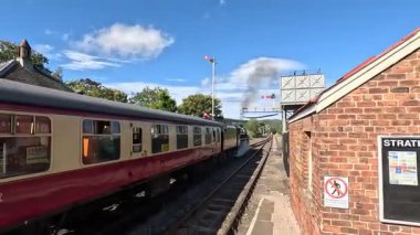 İskoçya 'daki Strathspey Demiryolu' nda tarihi buhar lokomotiflerini korumuş Spey Nehri boyunca manzaralı yolculuklar yapmış ve Aviemore 'dan Garten ve Broomhill' in teknesine Cairngorm Dağları 'nı geçmiş..