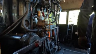 İskoçya 'daki Strathspey Demiryolu' nda tarihi buhar lokomotiflerini korumuş Spey Nehri boyunca manzaralı yolculuklar yapmış ve Aviemore 'dan Garten ve Broomhill' in teknesine Cairngorm Dağları 'nı geçmiş..