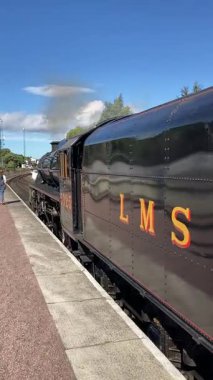 İskoçya 'daki Strathspey Demiryolu' nda tarihi buhar lokomotiflerini korumuş Spey Nehri boyunca manzaralı yolculuklar yapmış ve Aviemore 'dan Garten ve Broomhill' in teknesine Cairngorm Dağları 'nı geçmiş..