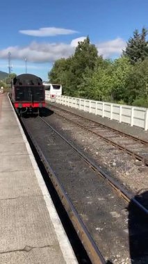 İskoçya 'daki Strathspey Demiryolu' nda tarihi buhar lokomotiflerini korumuş Spey Nehri boyunca manzaralı yolculuklar yapmış ve Aviemore 'dan Garten ve Broomhill' in teknesine Cairngorm Dağları 'nı geçmiş..