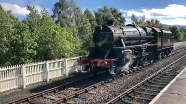 İskoçya 'daki Strathspey Demiryolu' nda tarihi buhar lokomotiflerini korumuş Spey Nehri boyunca manzaralı yolculuklar yapmış ve Aviemore 'dan Garten ve Broomhill' in teknesine Cairngorm Dağları 'nı geçmiş..