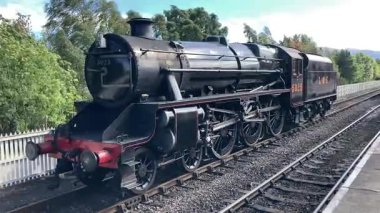 İskoçya 'daki Strathspey Demiryolu' nda tarihi buhar lokomotiflerini korumuş Spey Nehri boyunca manzaralı yolculuklar yapmış ve Aviemore 'dan Garten ve Broomhill' in teknesine Cairngorm Dağları 'nı geçmiş..