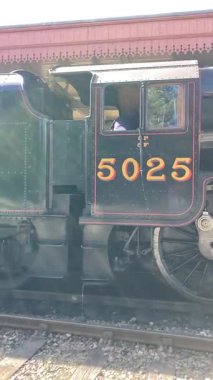 İskoçya 'daki Strathspey Demiryolu' nda tarihi buhar lokomotiflerini korumuş Spey Nehri boyunca manzaralı yolculuklar yapmış ve Aviemore 'dan Garten ve Broomhill' in teknesine Cairngorm Dağları 'nı geçmiş..