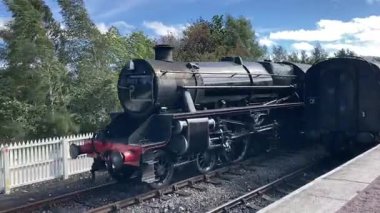 İskoçya 'daki Strathspey Demiryolu' nda tarihi buhar lokomotiflerini korumuş Spey Nehri boyunca manzaralı yolculuklar yapmış ve Aviemore 'dan Garten ve Broomhill' in teknesine Cairngorm Dağları 'nı geçmiş..