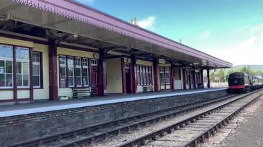 İskoçya 'daki Strathspey Demiryolu' nda tarihi buhar lokomotiflerini korumuş Spey Nehri boyunca manzaralı yolculuklar yapmış ve Aviemore 'dan Garten ve Broomhill' in teknesine Cairngorm Dağları 'nı geçmiş..