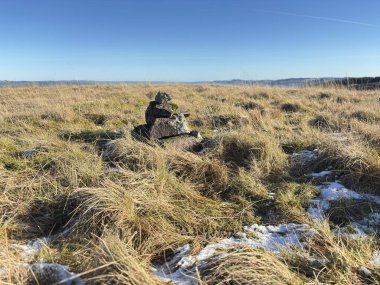 Perthshire İskoçya 'daki Glenearn Tepesi' nin zirvesinde inşa edilen küçük cairn Strath Earn vadisi ve Forgandenny yakınlarındaki Ochil Hills 'in kuzey kıyısında manzaralar sağlıyor..