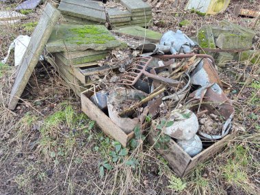 Ev atıkları, eski lastikler, aletler, plastik torbalar ve Perthshire İskoçya 'da kullanılmayan eski taş ocağının zeminine saçılmış enkazlar gibi yasadışı çöpler çevresel kirliliği gösteriyor..