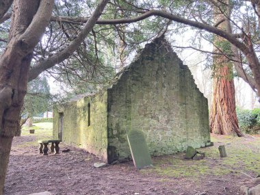 Perthshire İskoçya 'da Glenearn yakınlarında Exmagirdle olarak da bilinen Ortaçağ Ecclesiamakordle Şapeli harabeleri arasında 1614 yılından itibaren mezarlık ve mezar taşları da yer almaktadır..