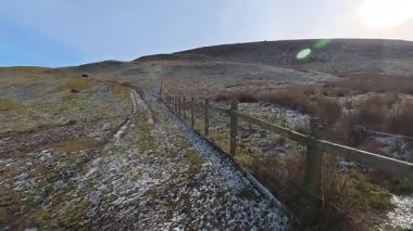Perthshire İskoçya 'da Glenearn ve Glenearn Tepesi çevresindeki kırsal araziler Ochil Hills' in kuzey sınırında yer alıyor. Strath Earn vadisine bakan ormanlık, nehirler ve yuvarlanan arazilerle birlikte..