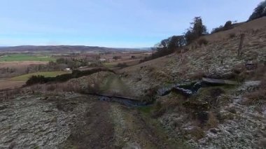 Perthshire İskoçya 'da Glenearn ve Glenearn Tepesi çevresindeki kırsal araziler Ochil Hills' in kuzey sınırında yer alıyor. Strath Earn vadisine bakan ormanlık, nehirler ve yuvarlanan arazilerle birlikte..