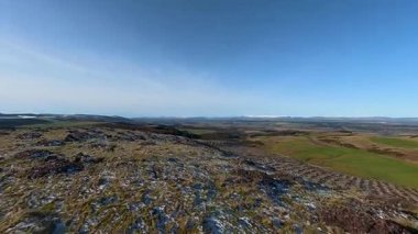 Perthshire İskoçya 'da Glenearn ve Glenearn Tepesi çevresindeki kırsal araziler Ochil Hills' in kuzey sınırında yer alıyor. Strath Earn vadisine bakan ormanlık, nehirler ve yuvarlanan arazilerle birlikte..