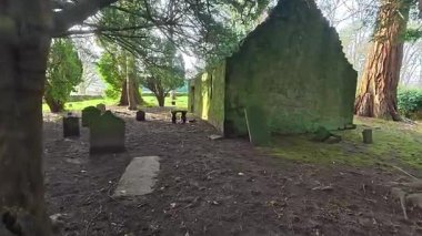 Perthshire İskoçya 'da Glenearn yakınlarında Exmagirdle olarak da bilinen Ortaçağ Ecclesiamakordle Şapeli harabeleri arasında 1614 yılından itibaren mezarlık ve mezar taşları da yer almaktadır..