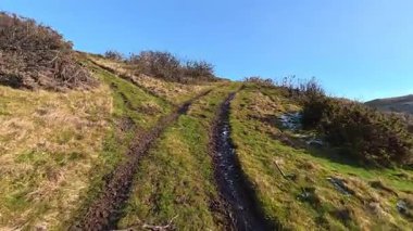 Perthshire İskoçya 'da Glenearn ve Glenearn Tepesi çevresindeki kırsal araziler Ochil Hills' in kuzey sınırında yer alıyor. Strath Earn vadisine bakan ormanlık, nehirler ve yuvarlanan arazilerle birlikte..