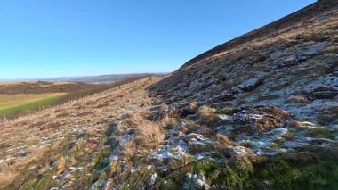 Perthshire İskoçya 'da Glenearn ve Glenearn Tepesi çevresindeki kırsal araziler Ochil Hills' in kuzey sınırında yer alıyor. Strath Earn vadisine bakan ormanlık, nehirler ve yuvarlanan arazilerle birlikte..