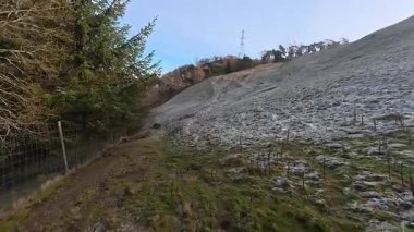 Perthshire İskoçya 'da Glenearn ve Glenearn Tepesi çevresindeki kırsal araziler Ochil Hills' in kuzey sınırında yer alıyor. Strath Earn vadisine bakan ormanlık, nehirler ve yuvarlanan arazilerle birlikte..