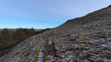 Perthshire İskoçya 'da Glenearn ve Glenearn Tepesi çevresindeki kırsal araziler Ochil Hills' in kuzey sınırında yer alıyor. Strath Earn vadisine bakan ormanlık, nehirler ve yuvarlanan arazilerle birlikte..
