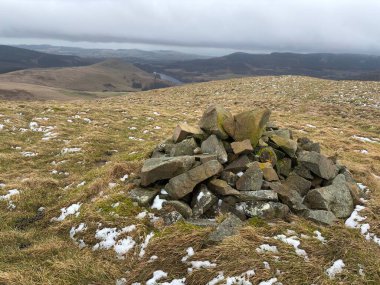 Glendevon, İskoçya yakınlarındaki Ochil Hills 'te Glen Devon manzara manzarası, vadi deresi, rezervuarlar, yuvarlanan tepeler ve kırsal ormanlık arazi.