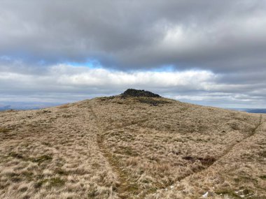 İskoçya 'nın Stirling' in batısındaki Gargunnock Hills 'de kaygan yamaç manzaraları, yamaç, volkanik kaya ve dereye bakan panoramik manzaralar.