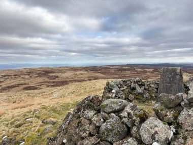 İskoçya 'nın Gargunnock Tepeleri' ndeki trigonometri noktalı Carleatheran Tepesi 'nin zirvesinden ve antik taş cairn' den kuzey yamaçları, volkanik kayalar, Forth Nehri deresi ve Stirling Carse 'nin manzarası dahil olmak üzere yuvarlanan tepe ve panoramik manzaralar.