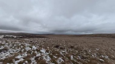 Glendevon, İskoçya yakınlarındaki Ochil Hills 'te Glen Devon manzara manzarası, vadi deresi, rezervuarlar, yuvarlanan tepeler ve kırsal ormanlık arazi.