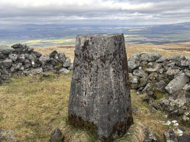 İskoçya 'nın Gargunnock Tepeleri' ndeki trigonometri noktalı Carleatheran Tepesi 'nin zirvesinden ve antik taş cairn' den kuzey yamaçları, volkanik kayalar, Forth Nehri deresi ve Stirling Carse 'nin manzarası dahil olmak üzere yuvarlanan tepe ve panoramik manzaralar.