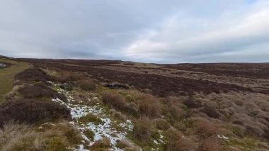 Stirling 'in batısındaki Gargunnock Tepeleri' nden geçen tepe yürüyüş yolları, sarp volkanik kaya yüzeyli kuzey yamaçları, Carse of Stirling ve Forth nehrinin panoramik manzaraları,