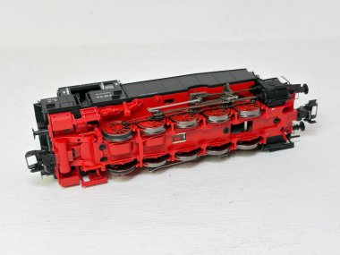 Alman buharlı lokomotif modelinin Epoch IIa DRG ahırında yer aldığı Brawa 'dan altmış yıllık yıldönümü seti. Almanya' daki eşya arabalarının ve mobilya kamyonlarının detaylı kopyaları da dahil..