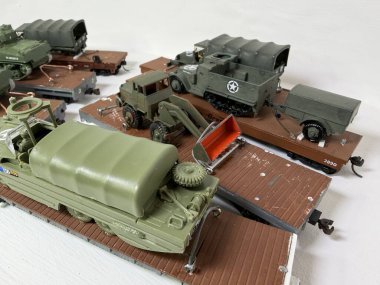 Lokomotifler, yük vagonları ve tekerlek bağlantıları olan yolcu vagonları dahil olmak üzere Alman demiryolu trenlerinin ayrıntılı ölçekli modelleri tarihi liderler ve büyük üreticilerin özelliklerini gözler önüne seriyor..