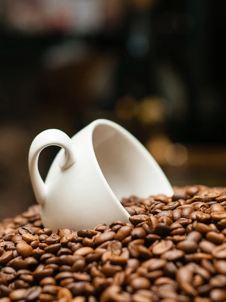 Чашка кофе в бобах — стоковое фото