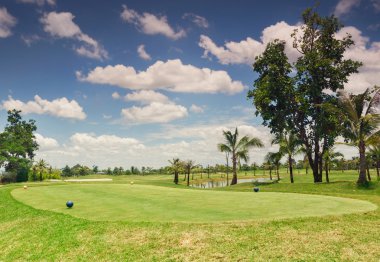 Mavi gökyüzünün altında Golf Sahası