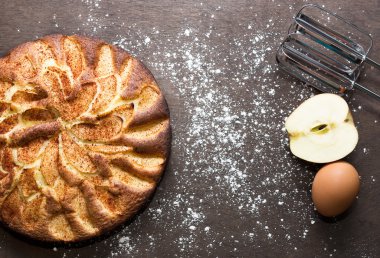 elmalı turta ile ahşap üzerine un