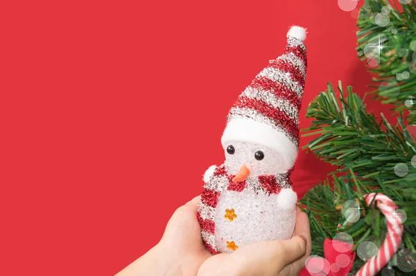 Сніговик у дитячих руках. Різдвяний фон — стокове фото