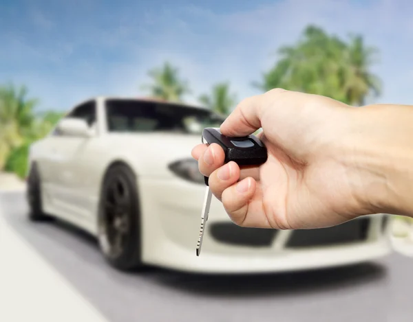 Pressione mão botão de desbloqueio na chave do carro — Fotografia de Stock