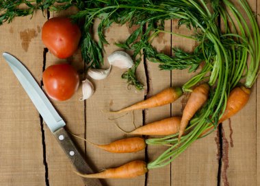 ahşap üzerine taze sebze