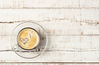 kalp şeklinde kabarcıklar ile kahve