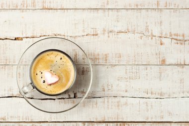 beyaz iki kalp şeklinde marshmallow ile sıcak sabah kahvesi 