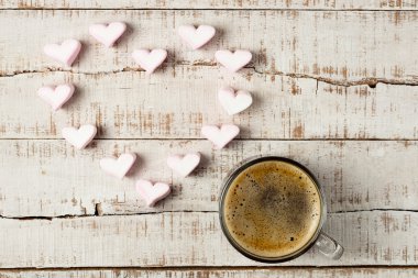 beyaz iki kalp şeklinde marshmallow ile sıcak sabah kahvesi 