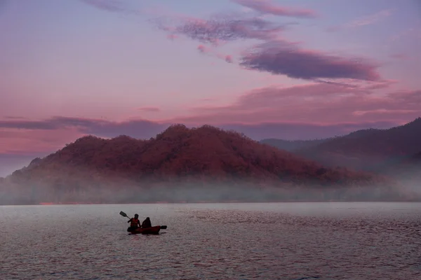 İki kişi kayak günbatımı üzerinde — Stok fotoğraf