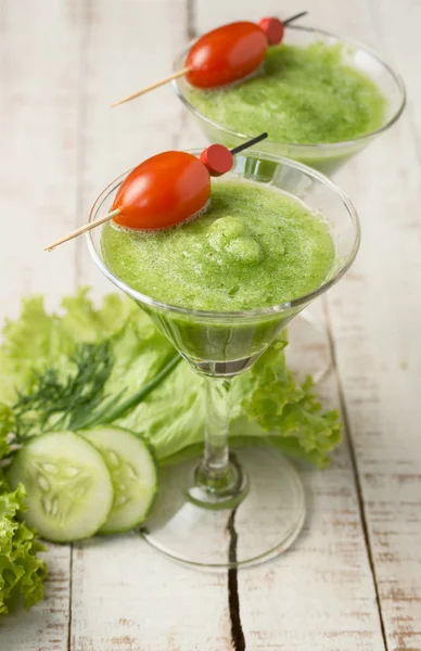 Green healthy smoothie with vegetables on wood — Stock Photo, Image