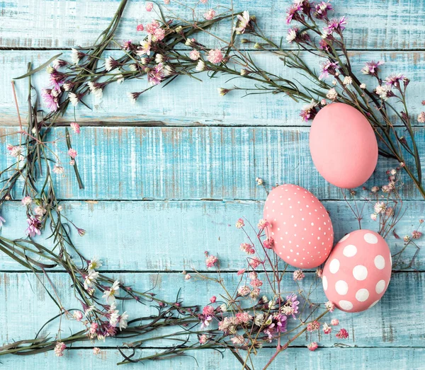 Színes rózsaszín tojás és a virágváz, a kék fa — Stock Fotó