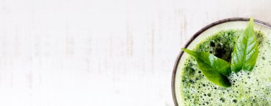 Yeşil bitkisel Detoks ıspanak üzerinde beyaz ahşap yapılmış içki