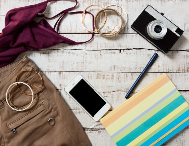 Beyaz ahşap parke düz yatıyordu hippi kıyafet