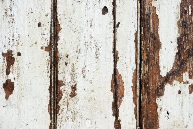 Beyaz eski püskü boya ile ahşap masa