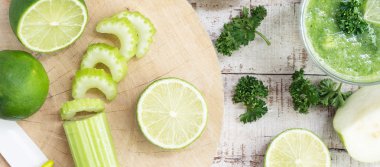 Sağlıklı içecek malzemelerin üzerine beyaz ahşap masa