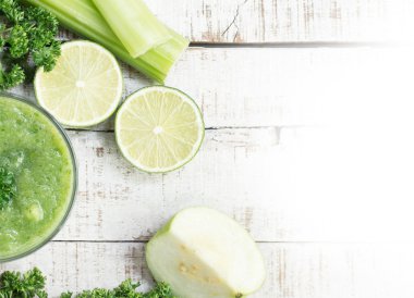 Yeşil yüzlü witn kereviz sapı, guava, kireç, yeşillik