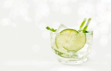 Bokeh arka planda parlak limon nane li soda