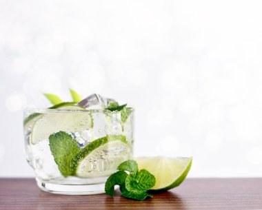 Bokeh arka planda parlak limon nane li soda