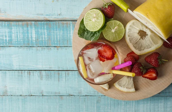 Освежающий летний напиток с фруктами и льдом — стоковое фото