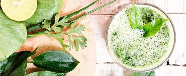 Napój zielony ziołowy detox z składników na deska do krojenia — Zdjęcie stockowe